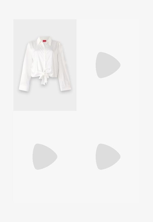 Camisa de botón de manga larga recortada en tejido satén blanco, con un detalle de nudo en el frente y cuello clásico. Textura suave y diseño ajustado.; Jeans de mezclilla azul claros con cintura alta, corte de pierna ancha, dos bolsillos laterales y un diseño plisado. Textura suave con un acabado deslavado.; Tacones negros de piel sintética tipo slingback con punta afilada, que cuentan con un tacón delgado y un detalle en tono dorado en la correa ajustable. Textura suave.; Bolso de mano de cuero negro con un diseño estructurado, que presenta una forma recortada, asa superior y acentos en dorado. Correa de hombro ajustable incluida.