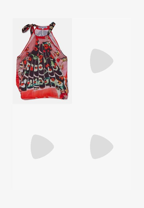 Ärmelloses Oberteil in mehreren Farben mit einem gefalteten Design, das einen Schmetterlingsdruck in Rot, Grün und Schwarz zeigt. Bänder an der Schulter verleihen zusätzliche Details.; Hellbeige ärmelloses Crop-Top aus Rippstoff, mit einem runden Ausschnitt und einem kleinen weißen Nike-Swoosh-Logo auf der Vorderseite.; YOURTURN UNISEX - Stoffhose - black; Weiße High-Top-Sneaker aus Leder mit gepolstertem Schaft, perforierter Zehenkappe, Schnürung und verstellbarem Knöchelriemen; Logo an der Seite.; Schwarze Ledertasche mit einerHalbmondform, kurzem verstellbarem Griff, glatter Textur und einem Reißverschlussdetail auf einer Seite.