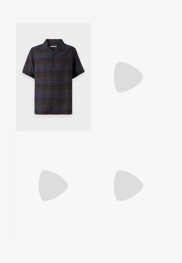 Chemise à manches courtes en bleu foncé et marron avec des rayures verticales, fermée par des boutons sur le devant, col pointu et texture de tissu lisse.; Pantalons cargo noirs en coton à coupe ample, dotés de deux poches latérales et de texte brodé sur la jambe gauche.; Baskets blanches avec des accents en daim, bout arrondi, lacets plats et semelle en caoutchouc crème. Présente une marque verte sur le talon.; Sac à bandoulière en cuir noir avec une poche avant zippée, logo embossé et une bandoulière ajustable. Texture lisse avec une forme structurée.