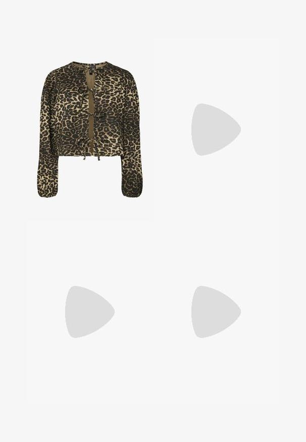 Leparda raksta īsā blouse ar garām piedurknēm, ar saitēm dekoltē un apakšmalā. Materiāls ir strukturēta auduma ar mīkstu apdari.; Gaiši zilo augsto jostas vidukļa džinsu bikses ar platām kājām, priekšējiem un aizmugurējiem kabatām, jostas cilpām un vertikālām šuvju detaļām priekšā.; Melna lakota āda ar atvērto papēdi, ar smailu purngalu un ģeometrisku blokpapēdi. Iezīmējas elegants, minimāls dizains un gluda tekstūra.; Melnas ādas hobo soma ar gludu tekstūru, izliekta forma un vienu regulējamu jostu; augšā ir plaša atvere.
