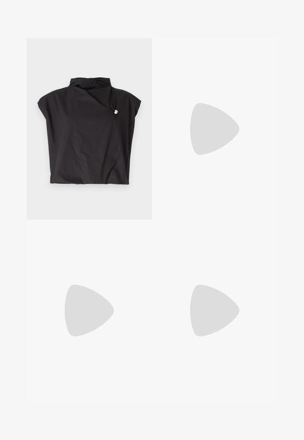 Top nero a maniche corte con colletto alto, design asimmetrico e chiusura laterale adornata con un accento argentato. Tessuto leggero e texturizzato.; Pantaloni a gamba larga grigi con una superficie liscia, fronte plissettato e passanti per cintura. Realizzati in un tessuto leggero e tessuto.; Sandal con zeppa kitten nera in pelle, con sottili cinturini, fibbia dorata e una minimalista fascetta per le dita su sfondo bianco.; Borsa a mano in pelle nera con una texture liscia, forma arrotondata, dettagli in hardware dorato e doppi manici. Presenta un lucchetto decorativo sul lato.
