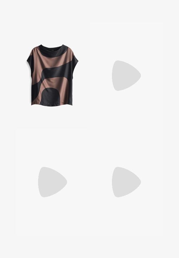 Top a maniche corte realizzato in tessuto morbido, caratterizzato da motivi astratti in nero e marrone, con una vestibilità comoda e scollatura rotonda.; Pantaloni culotte neri in poliestere con una cintura elastica, due pieghe frontali e una silhouette ampia. Nessun motivo visibile o dettagli in metallo.; Sandali con tacco in vernice nera, con punta squadrata, cinturini alla caviglia e fibbie in argento. Presentano un tacco a blocco spesso per maggiore stabilità.; Borsa tote in pelle nera con texture liscia, forma rettangolare e due manici lunghi. Nessun hardware o decorazione visibile.