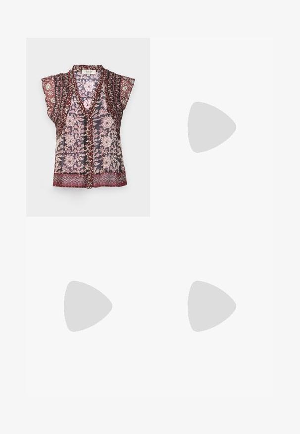 Bluse med blomsterprint i gennemsigtigt stof, med V-udskæring, flæser på ærmerne og bordeauxfarvede detaljer langs kanterne og knapperne.; Sorte viddebukser lavet af letvægtsstof. Har en høj talje, glat tekstur og rene linjer uden lommer eller udsmykninger.; Sort læderballetsko med rund tå, glat tekstur, minimal syning og et fleksibelt såldesign.; Grøn vævet tote taske med palmetræ designs i mørkere grøn; har to håndtag og en aftagelig brun læderrem.