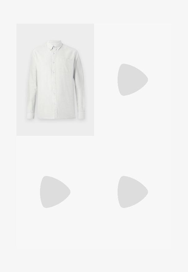 Lichtgekleurde, langarmige shirt met verticale strepen, een button-down kraag en een borstzak. De stof lijkt gestructureerd met een zachte afwerking.; Effen lichtgrijze T-shirt met korte mouwen en ronde hals, weergegeven op een witte achtergrond, frontaanzicht zonder zichtbare logo's of ontwerpen.; Lichtblauwe denim jeans met een rechte broekspijp, vijf zakken en riemlussen. De stof heeft een lichte wassing voor een vervaagd effect.; Canvas sneakers in off-white met een ronde neus, voorzien van beige rubberen zolen en vijf oogjes voor veters, met een gestructureerde afwerking op de bovenkant.