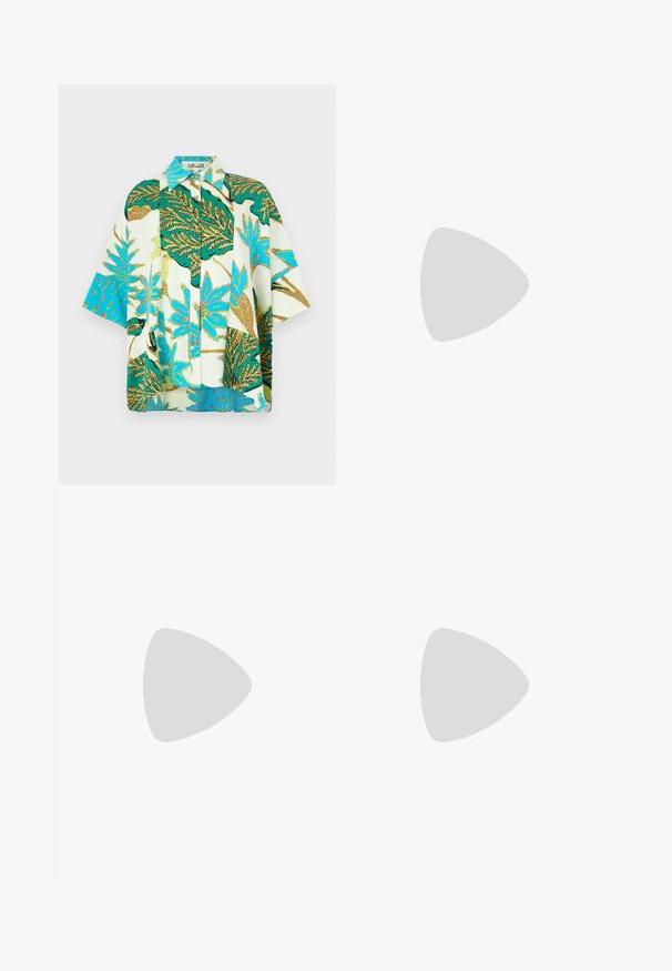 Košeľa s krátkym rukávom s kvetinovým vzorom, ktorá má živý potlač listov v zelených, modrých a bielych farbách, s gombíkovým zapínaním a voľným strihom.; Široké čierne nohavice s textúrovaným povrchom, obsahujúce plochý pás a dve bočné vrecká. Tkanina vyzerá ľahko a priedušne.; Čierne lakované kožené slingback lodičky s špicatou špičkou, štíhlým podpätkom a jemným výrezom. Obsahuje zlatú pracku na remienku.; Zlatý kruhový náušník nasadený na pravom uchu, s otvoreným dizajnom. Modelka má rovné, tmavé vlasy a minimálny make-up.