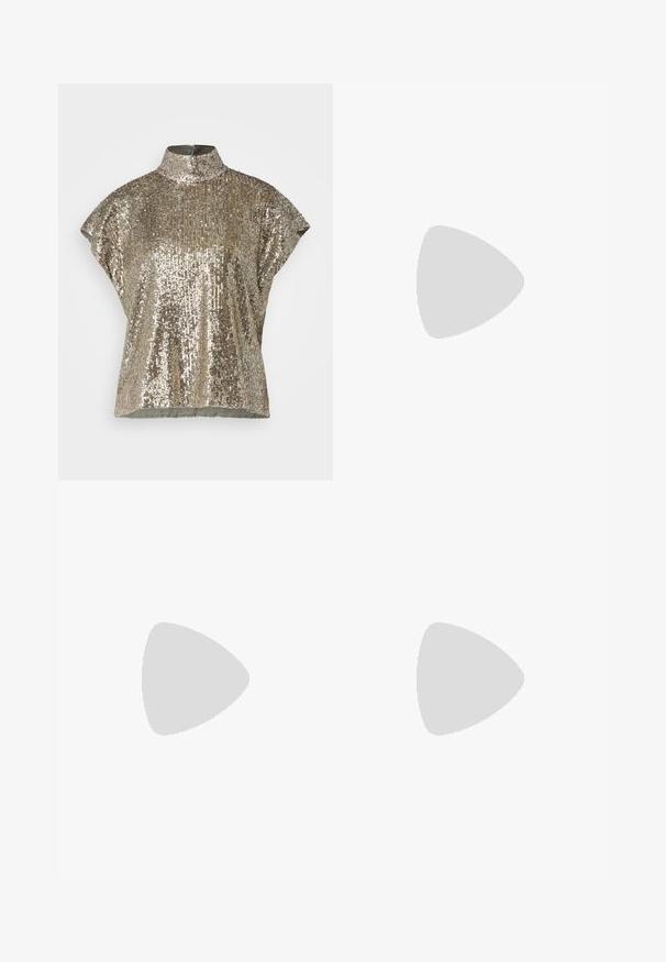 Top dorato con paillettes, colletto alto, maniche corte e superficie texturizzata. Il tessuto presenta schemi riflettenti variati.; Pantaloni tapered bianco e nero che presentano una vestibilità slim con pannelli a contrasto. Il tessuto ha una texture liscia; la vita è piatta e aderente.; Scarpe slingback nere in pelle con punta affilata, tacco sottile e dettaglio decorativo a fibbia sulla tomaia. Texture liscia e design elegante.; Borsa a righe bianche e nere con una forma strutturata, dotata di manico superiore, tracolla a catena staccabile e dettaglio logo metallico.