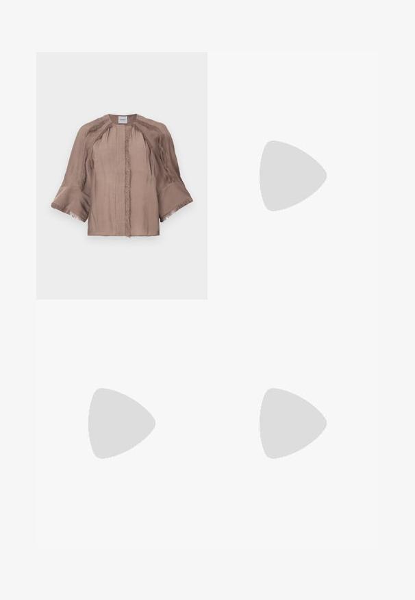 Taupe blouse s širokými 3/4 rukávmi, franjou po okrajoch a na manžetách, okrúhlym výstrihom a skrytým predným zapínaním.; Svetlomodré džínsy s vysokým pásom, širším strihom po celej dĺžke, dvoma bočnými vreckami a skladaným dizajnom. Mäkka textúra s vyblednutým vzhľadom.; Béžové semišové lodičky na vysokom podpätku s špicatou špičkou a robustným blokovým podpätkom. Materiál má jemnú textúru s hladkým povrchom.; Čierna kožená kabelka so štruktúrovaným dizajnom, s krátkym tvarom, hornou rúčkou a zlatými prvkami. Súčasťou je nastaviteľný ramenný popruh.