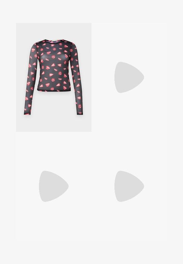 Camiseta de manga larga, transparente, de color negro, con un patrón repetido de labios rojos con toques blancos, diseño ajustado y cuello redondo.; Pantalones de pierna ancha en negro. Corte entallado con una textura suave. Presenta una fila de remaches metálicos a lo largo de las costuras laterales como detalle.; Sanda negra de cuero con hebilla ajustable, suela plana de color marrón claro y dos tiras anchas cruzando sobre el pie, diseño minimalista.; Bolso de mano de cuero negro con una correa de cadena plateada, que presenta acentos decorativos en forma de alas y costuras blancas a lo largo de la costura inferior.