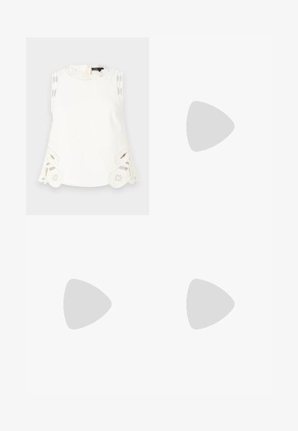 Maje LAURESQUE - Top - ecru; Tamno plava suknja mini s prugicama, s prednjim džepovima i jednim dugmetom za zatvaranje u struku.; Bijele japanke s teksturiranom podlogom, s tankim trakama i ravnim dizajnom. Izrađene od gume s suptilnim logotipom na unutrašnjosti.; Crna kožna torba s resicama, zlatnim lančićem za rame i rukohvatom u obliku izreza. Sadrži logo na prednjoj strani.