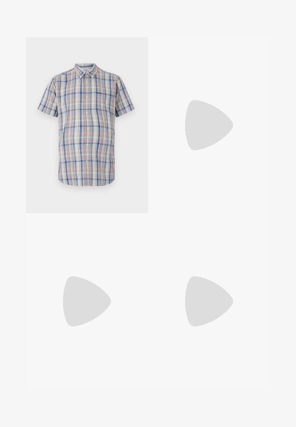 Camisa de manga curta em tecido de algodão, com padrão xadrez azul, laranja e amarelo, colarinho abotoado e bolso no peito.; Calças de ganga azul escura com corte de perna reta, com cinco bolsos, fecho de botão e ligeiro desgaste próximo às coxas.; Os mocassins de couro preto apresentam uma costura elevada, duas tiras decorativas na parte superior e uma sola grossa e texturizada para maior aderência.; Pasta de couro azul-marinho escura com alças superiores duplas e uma alça destacável. Apresenta um acabamento texturizado, costura vertical e detalhe do logotipo.