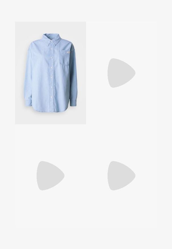 Camicia in denim azzurro chiaro con maniche lunghe, chiusura con bottoni sul davanti, colletto e una tasca sul petto con un piccolo logo. Texture morbida e vestibilità rilassata.; Jeans a gamba larga di denim blu scuro con vita alta, caratterizzati da cuciture arancioni, design a cinque tasche e chiusura con bottone.; Sneaker bassa bianca con tassello nero sul tallone, suola a piattaforma, lacci e logo "CK" di Calvin Klein sul lato.; Orecchini a cerchio in argento con un design testurizzato caratterizzato da scanalature verticali. Forma circolare con una chiusura a scatto sicura. Finitura liscia.