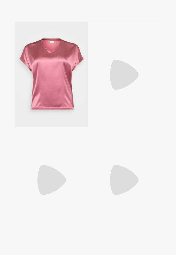 Top a maniche corte, con scollo a V in satin rosa lucido, con risvolti e una vestibilità rilassata. Tessuto morbido con leggera lucentezza.; Jeans svasati blu scuro realizzati in denim, caratterizzati da una vita alta, cinque tasche e cuciture a contrasto lungo le cuciture. Texture liscia.; Sneakers Nike beige con dettagli marroni, superiore in suede e tessuto, punta rotonda, suola piatta in gomma e chiusura con lacci.; Occhiali da sole tartarugati con lenti rettangolari marroni, una montatura spessa e stanghette sottili con un motivo di diverse tonalità di marrone.