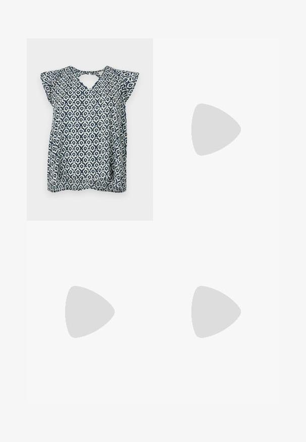 Mörkblå och vit mönstrad blus med V-ringning och små ärmar; geometrisk design och genomskinlig textur. Nyckelhålsdetalj bak.; Svart plisserad kjol med högt, elastiskt midjeband. Tillverkad av mjukt tyg, med vertikala plisseringar för en flytande silhuett.; Svarta lackläder slingback-klackar med spetsig tå, en rundad utskärning och en blockklack. Utsmyckad med en spänne i guldton.; Svart handväska med strukturerad form, slät yta och metallspänne. Matchad med vida svarta byxor och sandaler med öppen tå på trägolv.