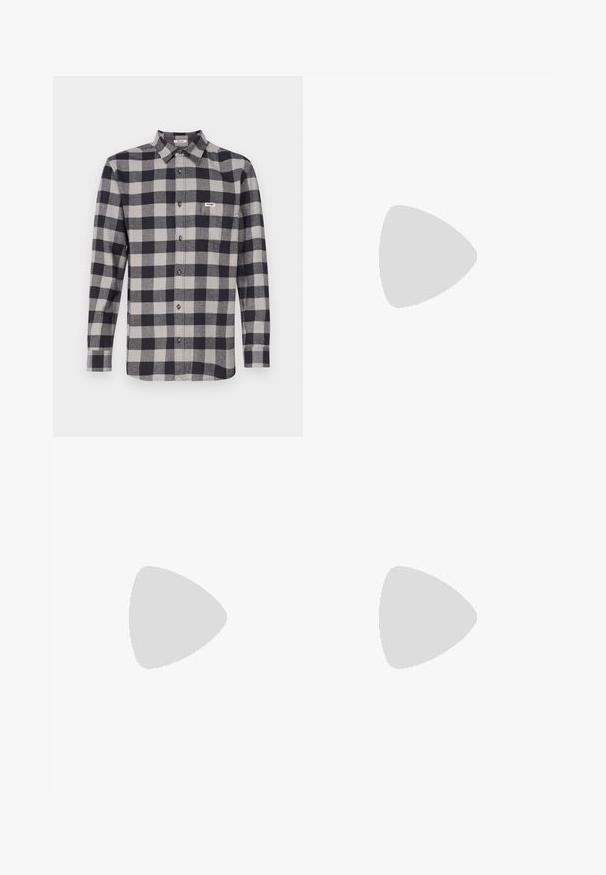 Camicia a maniche lunghe a quadri in nero e grigio, con colletto button-down, tasca frontale e etichetta del marchio Winger sul lato sinistro del petto.; T-shirt in cotone grigio con collo tondo e maniche corte. Il davanti presenta un logo Adidas fiorito in rosa. Vestibilità comoda, senza motivi o decorazioni.; Pantaloni sportivi neri in tessuto leggero, con vita regolabile tramite cordoncino e strisce laterali bianche. Vestibilità comoda e texture liscia.; Scarpe sportive con tomaia in pelle bianca, punta in suede grigia e tre strisce nere. Presentano un logo blu sulla linguetta e una suola in gomma testurizzata.