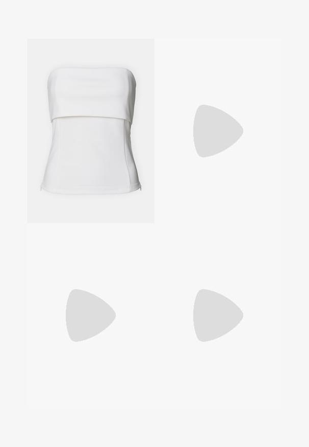 Top branco sem alças feito de tecido leve; apresenta uma cintura ajustada e um design com dobra na parte do busto para um visual estruturado.; Jeans pretos de cintura alta com fecho de botão e zíper, bolsos frontais e pernas largas dispostos em cima de um fundo branco.; Sandálias brancas de salto alto com um salto robusto, apresentando um design com tiras e amarração no tornozelo. Textura suave com uma plataforma na frente para altura adicional.; Bolsa tote preta em couro com textura lisa, forma retangular e duas alças longas. Sem hardware ou enfeites visíveis.