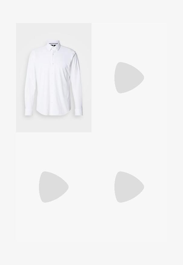 Camicia bianca a maniche lunghe realizzata in tessuto morbido, con colletto alla francese e sei bottoni frontali; i polsini sono rifiniti in modo elegante.; T-shirt nera in cotone con scollatura rotonda, maniche corte e logo bianco "BOSS" centrato sul petto. Texture liscia, vestibilità casual.; Jeans in denim blu scuro con taglio dritto, design a cinque tasche, leggera scoloritura sulle cosce e chiusura a bottone unico in vita.; Sneaker grigio in suede con accenti neri, caratterizzato da una superficie texture, allacciatura frontale e un dettaglio logo dorato sul lato.