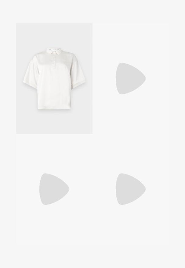 Witte polo met korte mouwen van gladde stof, voorzien van een voorpatiënt met drie knopen en een geborduurd logo op de linkerborst.; Beige wijde broek gemaakt van een katoenmix. Kenmerkt zich door een gladde textuur, een elastische tailleband en een zijknopdetail.; Zwarte leren slingback hakken met een spitse neus, voorzien van een slanke hak en een goudkleurige accent op de verstelbare band. Gladde textuur.; Zwarte leren handtas met een gestructureerd ontwerp, featuring een verkorte vorm, bovenhandvat en gouden hardwareaccent. Inclusief verstelbare schouderband.