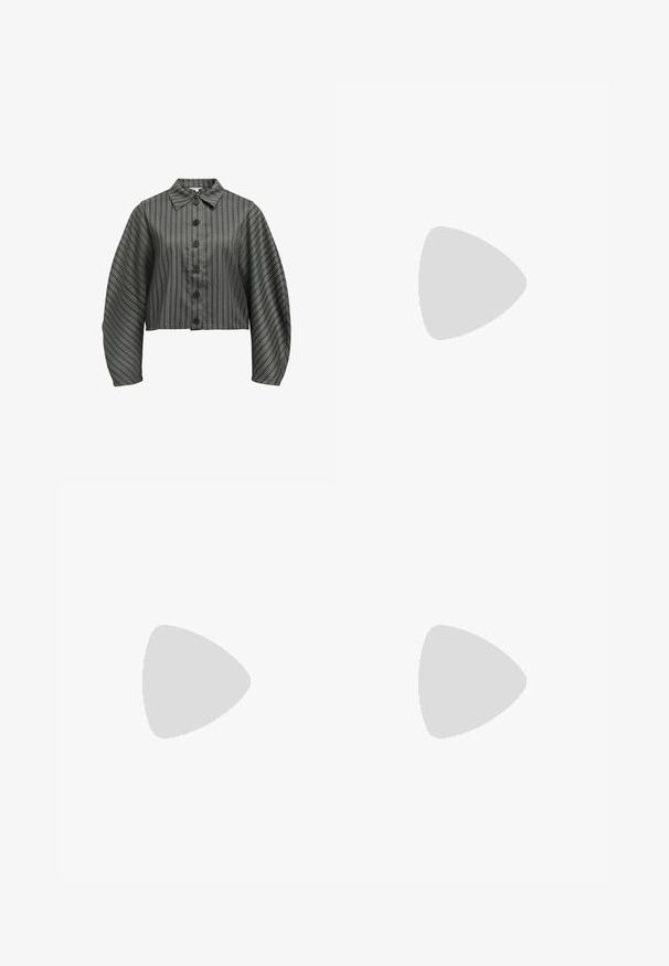 Chemise cintrée à boutonnière de couleur vert foncé avec des rayures blanches verticales, dotée d'un col et de manches volumineuses, fabriquée en tissu lisse.; Pantalon en denim noir à jambes larges avec une taille haute, comprenant des poches avant et arrière, des coutures piquées et une fermeture à bouton. Texture lisse.; Bershka Sandales à talons hauts - black; Sac à main en cuir verni noir avec une forme incurvée, une bandoulière, des poches avant et des accents en métal argenté.