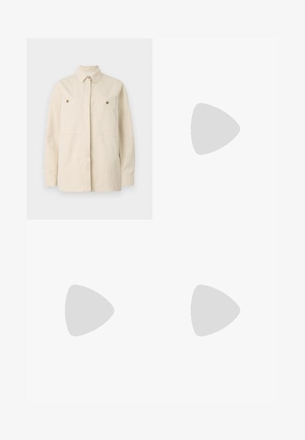 Beige skjorta med knappar tillverkad av bomull, med spetsig krage, två framfickor och bruna knappdetaljer. Långa ärmar med knäppta manschetter.; Ljusbeiga vida byxor med elastisk midja. Slät tyg, hel längd, inga synliga dekorationer eller mönster.; Beige högklackad sandal med flätad textur, prydd med en dekorativ blomma och vristrem. Fyrkantig klack ger stabilitet.; Vävd beige handväska med en strukturerad design, med en slät ovansida och en lång rem. Texturerad detaljering förbättrar det övergripande utseendet.