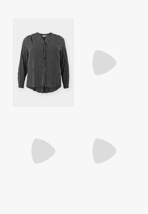 ONLY Carmakoma CARANITA SHIRT - Μπλούζα - black/white; Τρία εφαρμοστά T-shirts σε λευκό, γκρι και μαύρο. Το καθένα διαθέτει φαρδιά στρογγυλή λαιμόκοψη και κοντά μανίκια. Κατασκευασμένα από μαλακό, ελαστικό ύφασμα.; Μαύρο φαρδύ παντελόνι από ελαστικό ύφασμα, με ψηλή μέση και λεία υφή. Το παντελόνι ανοίγει από το γόνατο.; Μαύρα καμβά sneakers με ψηλή φτέρνα, με λευκές καουτσούκ σόλες και κορδόνια. Διαθέτουν κυκλικό λογότυπο στο πλάι και εντυπωσιακή λευκή ραφή.