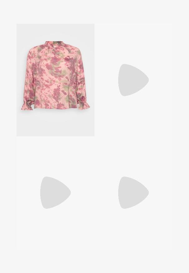 Blusa rosa con motivo floreale in tonalità di verde e viola. Presenta un collo arricciato e polsini con balze. Tessuto leggero.; Shorts beige in cotone con design su misura, caratterizzati da chiusura con bottone, pieghe frontali e orlo arrotolato per un tocco di dettaglio e struttura.; Décolleté in vernice nera con punta affusolata e tacco in geometria cubica. Presentano un design elegante e minimalista, con una texture liscia.; Borsa a tracolla nera in pelle con una forma curva, manico rimovibile e accessori dorati. La borsa presenta una patta con un dettaglio a fibbia.