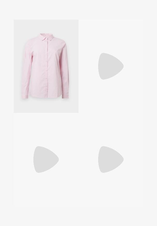 Roze gestreepte overhemden met knoopsluiting, een kraag en lange mouwen. Gemaakt van lichtgewicht stof met een gladde textuur.; Wijdvallende jeans van zwarte denim met een ritssluiting aan de voorkant, vijf zakken en subtiele stikdetails. Soepele textuur en casual stijl.; Zwarte gepatineerde leren slingback hakken met een spitse neus en een geometrische blokhak. Kenmerkt zich door een slank, minimalistisch ontwerp en een gladde textuur.; Zwarte leren hobo tas met een gladde textuur, kromme vorm en een enkele verstelbare schouderband; heeft een brede opening aan de bovenkant.