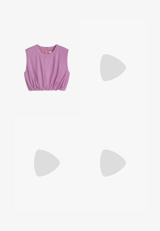 Top de manga corta, color rosa claro, con escote redondo y detalles fruncidos en el dobladillo. Presenta un cierre de cremallera en la parte posterior. Textura de tela suave.; Jeans de mezclilla azul claros con corte recto, diseño de cinco bolsillos y cierre de botón. Presentan un ligero desvanecimiento y acentos de costura en naranja.; Botines de ante beige con punta redondeada, costuras mínimas y suela de goma marrón claro con un patrón texturizado.; Bolso de hombro de ante marrón con textura suave, forma curvada y una sola correa. Presenta un cierre de cremallera y un diseño sin costuras.