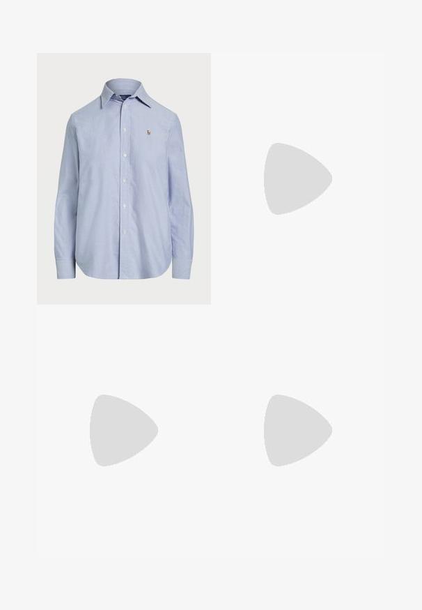 Jasnoniebieska koszula z długim rękawem wykonana z bawełny, z klasycznym kołnierzykiem i małym haftowanym logo na piersi.; Spodnie z szerokimi nogawkami w kremowej tkaninie o gładkiej fakturze, z pojedynczym guzikiem z przodu, subtelnymi plisami i wysokim stanem.; Beżowe zamszowe buty płaskie z ostro zakończonym noskiem i regulowanym paskiem z metalowym klamrem po stronie zapięcia.; Złote metalowe okulary z owalnymi soczewkami, cienkimi zausznikami i przezroczystymi noskami. Posiadają subtelne akcenty zawiasów oraz przezroczyste soczewki.; Żółta torebka z faux-krokodylka o wyrafinowanej konstrukcji, z górnym uchwytem, odpinanym łańcuszkiem oraz dekoracyjnym kryształowym zdobieniem na zapięciu.