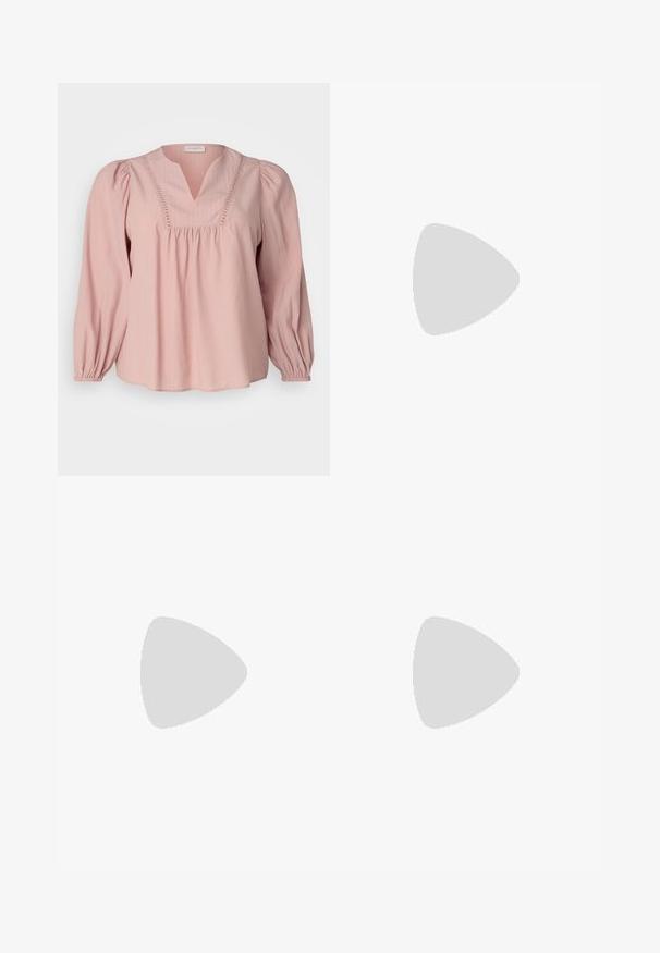 ONLY Carmakoma CARMYRNA - Blúzka - silver pink; Džínové šortky svetlomodrej farby s vyblednutým povrchom. Obsahujú zapínanie na gombík, päť vreciek a rovný strih.; Čierne lakované kožené sandálové podpätky s špicatou špičkou a geometrickým blokovým podpätkom. Disponujú elegantným, minimalistickým dizajnom a hladkým povrchom.; Čierna kožená kabelka s zaobleným tvarom, odnímateľným popruhom a zlatými doplnkami. Kabelka má klopu s detailom s prackou.