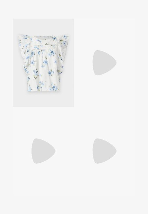 Blusa floreale bianca con fiori blu, maniche corte a volant e delicati dettagli in pizzo sul petto. Tessuto leggero.; Pantaloni ampi marroni con una texture liscia, caratterizzati da una vita alta e pieghe frontali. Il tessuto è leggero e scorre liberamente.; Sandali con tacco in vernice nera, con punta squadrata, cinturini alla caviglia e fibbie in argento. Presentano un tacco a blocco spesso per maggiore stabilità.; Borsa tote in pelle marrone con texture liscia, design con apertura superiore e due spallacci. Presenta cuciture minime e nessun hardware visibile.