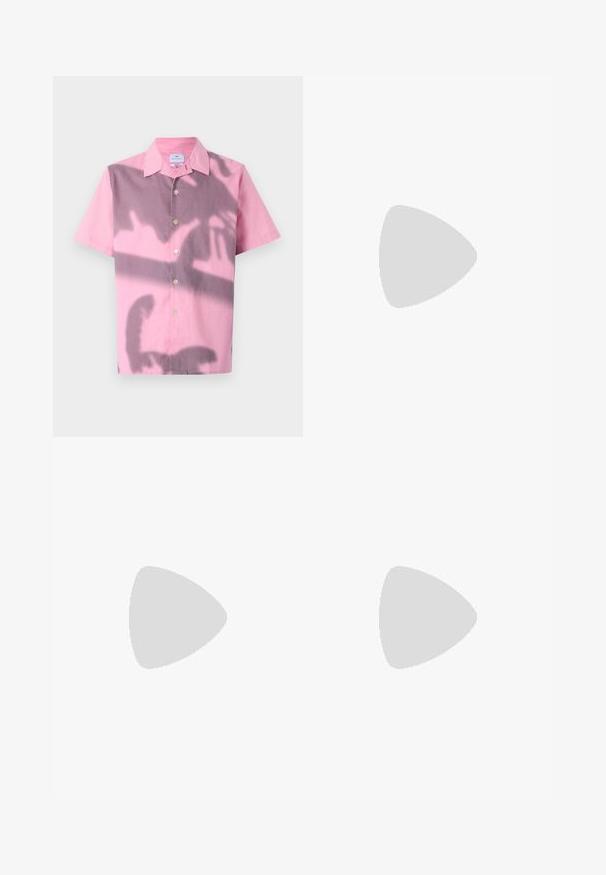 Rožu krāsas īsām piedurknēm krekls ar gradientu dizainu, kas pāriet purpursarkanā krāsā, ar pogu aizdari un standarta apkakli.; Melna kokvilnas T-kreklā ar īsām piedurknēm, ar zilu tekstu "AIZSARGĀ SAVU ENERĢIJU" un grafisko dizainu augšējā kreisajā pusē.; Tumši zila džinsu auduma bikses ar taisnu kāju dizainu, kas papildinātas ar rakstainu jostu ar metāla acs caurumiem un saskaņotu jostu cilpu.; Melnas ādas kurpes ar gludu tekstūru, noapaļu purngalu un dekoratīvu siksniņu pāri priekšpusei. Zems sakrauts papēdis, minimālisma dizains.