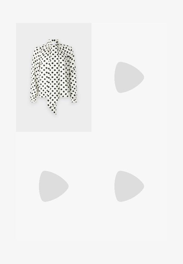 kate spade new york BREEZY DOT TIE NECK SHIRT - Blúzka so zapínaním na gombíky - black/cream; Čierne široké nohavice z ľahkej tkaniny, s hladkou textúrou, prednými skladmi a pásom so štvorcovou kovovou prackou.; Čierne sandále na vysokom podpätku so štvorcovou špičkou a nízkym blokovým podpätkom. Obsahujú viacero tenkých popruhov a nastaviteľný členkový popruh. Vyrobené z hladkej kože.; Modrá tkaná šatka s strapcami na koncoch, hladká textúra, obdĺžnikový tvar a jednotná farba po celom povrchu. Vhodná do chladného počasia.