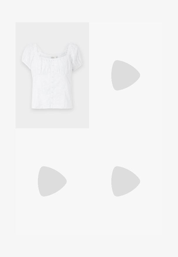 Blouse blanche avec un décolleté carré, des manches bouffantes élastiquées et des fermetures à boutons. Présente une texture dbroderie florale et une coupe ajustée.; Shorts en denim bleu clair, comportant cinq poches, un zip et un bouton de fermeture. L'ourlet est effiloché, avec une coupe décontractée.; Chaussure slingback en cuir verni noir avec un embout pointu, des brides de cheville avec des boucles en argent et des éléments en métal, et un talon fin.; Sac à main en métal doré avec un design structuré, texture lisse et bandoulière ajustable. Présente une forme triangulaire unique et des coutures minimalistes.