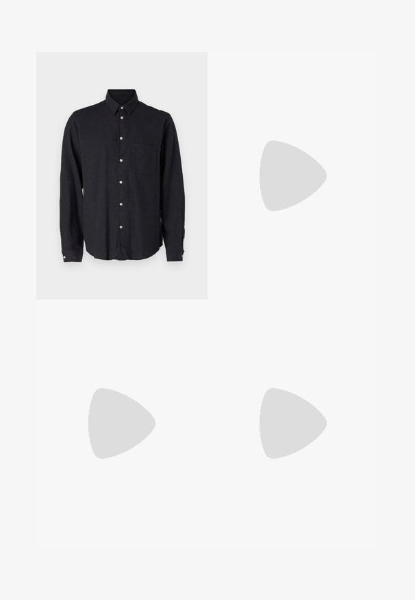 Dunkelgraues Langarmhemd aus strukturiertem Stoff. Hat einen Button-Down-Kragen, eine Brusttasche und eine Knopfverschluss mit silbernen Knöpfen.; Weißes Baumwoll-T-Shirt mit kurzen Ärmeln, Rundhalsausschnitt und dezentem 'Blauer USA'-Logo in hellem Beige in der Mitte. Einfaches und klassisches Design.; Weiße Jeans aus Denim mit geradem Bein, Knopf- und Reißverschluss, Fünf-Taschen-Design und ohne sichtbare Muster oder Akzente.; Schwarze Lederloafer verfügen über eine erhöhte Naht, zwei dekorative Riemen im oberen Bereich und eine dicke, strukturierte Sohle für zusätzlichen Halt.