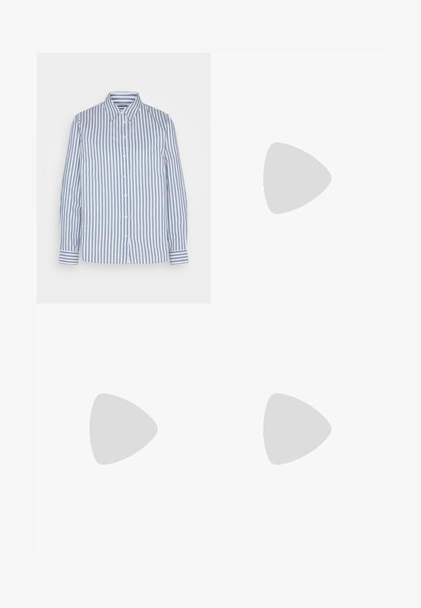 Wit knoopshirt met verticale blauwe strepen, voorzien van een klassieke kraag, lange mouwen en gestreepte details op de manchetten.; Lichtblauwe flared jeans van denim, met een hoge taille, vijf zakken en een enkele knoopsluiting. Zachte textuur met een vervaagde afwerking.; Zwarte leren sandaal met twee brede banden over de voet, een vierkante neus en een lage blokhak. Glad textuur en minimaal ontwerp.; Bruine leren schoudertas met een gestructureerde vorm, voorzien van een magnetische klepsluiting en een metallic logoaccent aan de voorkant.