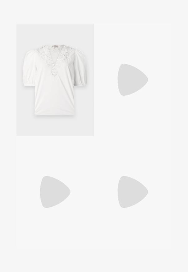 Fehér blúz mély V-kivágással, bonyolult csipkés részletekkel, rövid puffos ujjakkal és sima, texturált anyaggal.; Fehér pamut anyagú bőrlábú nadrág. Magas derekú, elülső redővel és fémből készült övcsattal rendelkezik. Zökkenőmentes textúra.; Fekete bőr slingback pumpa hegyes orral, arany csatt részlettel, karcsú sarokkal és sima felülettel. Minimalista dizájn, amely könnyű párosítást biztosít.; Krém színű kézi táska texturált felülettel, ívelt formával, rövid fogantyúval és arany színű logó részlettel. Cipzáros záródás a tetején.