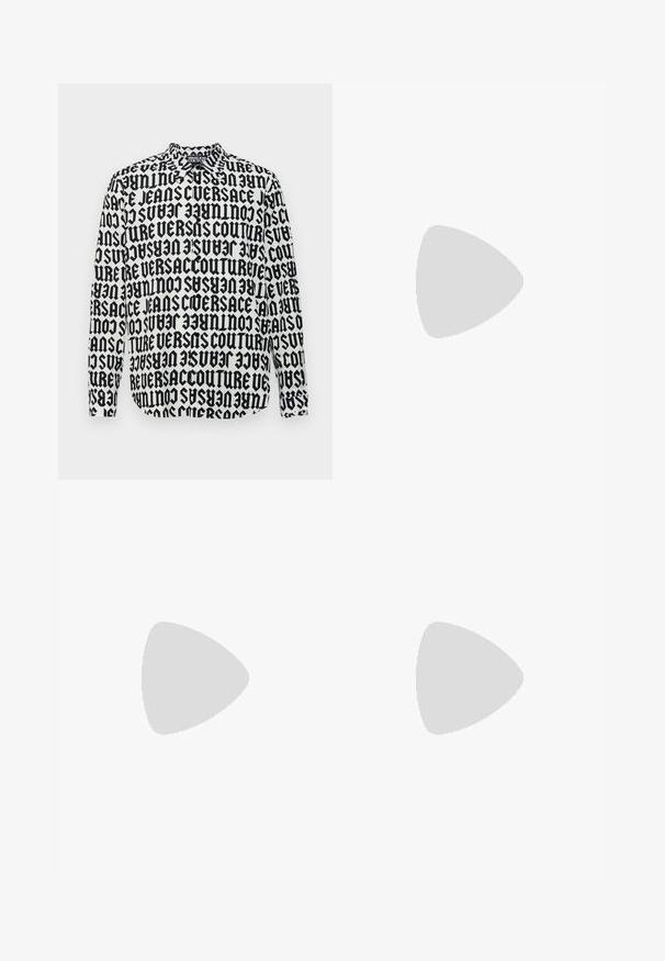 Hosszú ujjú ing fekete-fehér grafikai tervezéssel, amelyen a "VERSACE JEANS COUTURE" felirat többször is, vastag betűtípussal szerepel. Gombos gallér.; Fekete melegítőnadrág puha anyagból, rugalmas derékkal, zsinórral, szűkített lábszárral és rugalmas passzéval a bokáknál.; Fehér bőr sportcipő sima felülettel, kerek orral, lapos fűzőkkel és texturált talppal. Finom logó található a sarokon.; Fekete napszemüveg széles, szögletes kerettel és sötétített lencsékkel. Texturált fekete oldalakkal és kerek logóval díszítve a szárán.