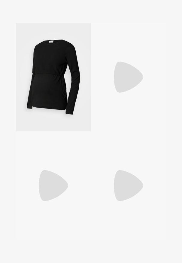 Top de maternitate negru, cu mâneci lungi, realizat dintr-un material texturat. Dispune de o talie strânsă și de legături pe laterale pentru un fit ajustabil.; Pantaloni negri cu croială largă, prevăzuți cu un bazin elastic și o textură netedă, elastică. Au un design simplu, fără modele sau ornamentații.; Cizme negre din piele până la gleznă, cu vârf ascuțit și toc robust. Textură netedă, cu accente minime și un design elegant, ajustat.; Genți negre cu o formă structurată, textură netedă și un închizător metalic. Asortată cu pantaloni negri largi și sandale cu vârf deschis pe un podea din lemn.