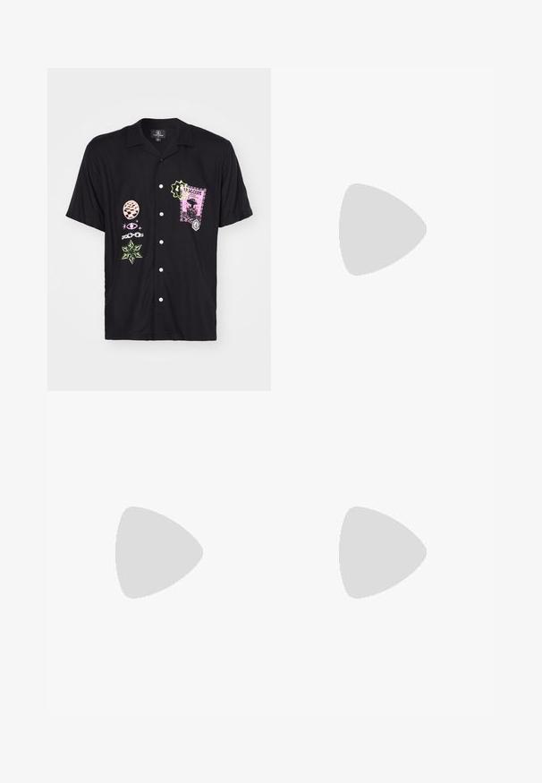 Trumpets rankos juodos spalvos marškiniai su įvairiomis spalvotomis grafikos spaudomis, įskaitant rožinį antspaudą ir žalius akcentus, su mygtukų priekyje.; Juodas medvilnės marškinėliai trumpomis rankovėmis, apvaliu kaklu ir maža geltona logo kairėje krūtinės pusėje. Paprastas dizainas ir įprasta apimtis.; Juodi džinsai su laisvu siluetu, turintys kontrastingas balto siūlo siūles, mygtuko uždarymą ir tiesų kojos dizainą.; Juodi suede sportbačiai su baltais guminiais padais ir šoninėmis juostelėmis, derinami su šviesiai žaliais kargo kelnais, stovintys ant tekstūruoto tamsaus paviršiaus.