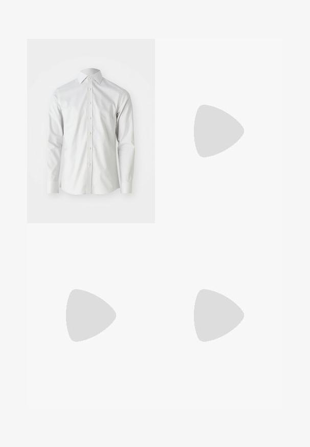 Hvit langermet skjorte med knapper, laget av glatt bomullsstoff, med klassisk krage og syv frontknapper. Minimalistisk design.; Marineblå skreddersydde bukser laget av lett stoff. Har flat front, rette ben og sidelommer med en ren finish.; Svart skinnloafer med rund tå, subtilt sydd detaljering og lav hæl, med en glatt tekstur og minimalistisk design.; Blå rektangulære solbriller med mørke linser, matt marineblå ramme, logo-detajler på stengene, rette armer og en solid, glatt tekstur.