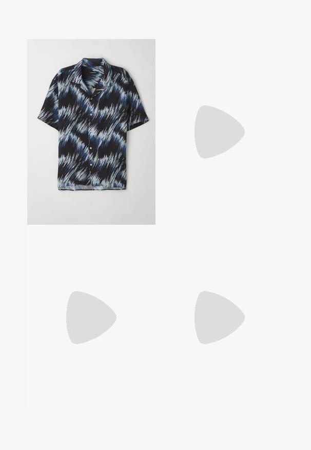 Korte mouwen shirt van lichtgewicht stof, met een blauw en zwart zigzagpatroon, knoopsluiting aan de voorkant en puntige kraag.; Witte katoenen mouwloze tanktop met een ronde halslijn, met een gladde textuur en een aansluitende pasvorm, ontworpen voor casual gebruik.; Zwarte sweatpants met contrasterende rode strepen en logo aan de zijkant. Beschikt over een elastische tailleband met trekkoord en taps toelopende enkelboorden.; Zwarte leren instappers met een gladde textuur, ronde neus en een decoratieve band over de wreef. Lage, gestapelde hak en minimalistisch ontwerp.; Geel getinte zonnebril met een doorzichtig gouden montuur, slank rechthoekig ontwerp en hoekige armen met lichtgroene accenten.