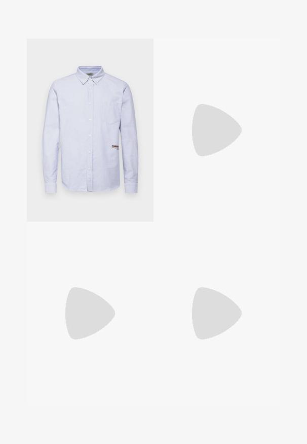 Pompeii STRIPE SKY OXFORD SHORT - Overhemd - sky; Zwarte gestreepte wijde broek met plooien, met een op maat gemaakt ontwerp en een zachte textuur. Geen zichtbare hardware of accenten.; Zwarte leren instappers hebben een verhoogde naad, twee decoratieve banden op de bovenkant en een dikke, gestructureerde zool voor extra grip.; Zwarte zonnebril met rechthoekige montuur, grijs getinte glazen en een uitgesneden ontwerp bij de neusbrug. Strak, glanzend kunststof materiaal met smalle veren.