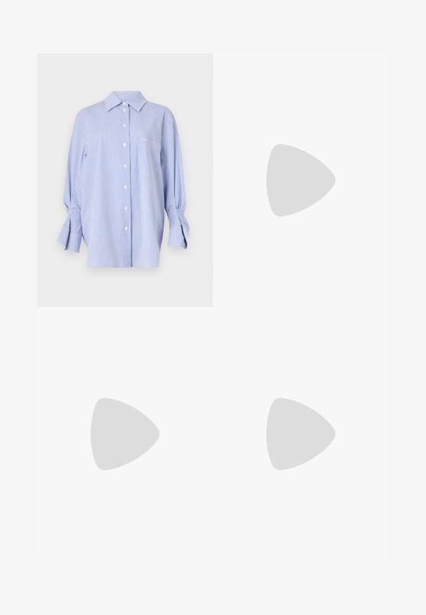 Blau-weiße gestreifte Hemdbluse mit lockerer Passform, spitzem Kragen, langen Ärmeln mit Schleifenakzenten und einer Brusttasche.; Schwarzer, ausgestellter Rock aus weichem Stoff, mit einem taillierten Bund und Nahtdetails. Glatte Textur mit einem schlichten, klassischen Design.; Marineblaue High-Heels mit spitzer Zehenform, die eine glatte und strukturierte Oberfläche aufweisen, die Wildleder ähnelt.; Schwarze Handtasche aus strukturiertem, synthetischem Material mit geschwungenem Design, goldenen Beschlägen, zwei Griffen und einem abnehmbaren Schlossakzent.; Silberne Tropfohrringe mit einer glatten, polierten Oberfläche. Das Design umfasst eine Tropfenform mit miteinander verbundenen Abschnitten.