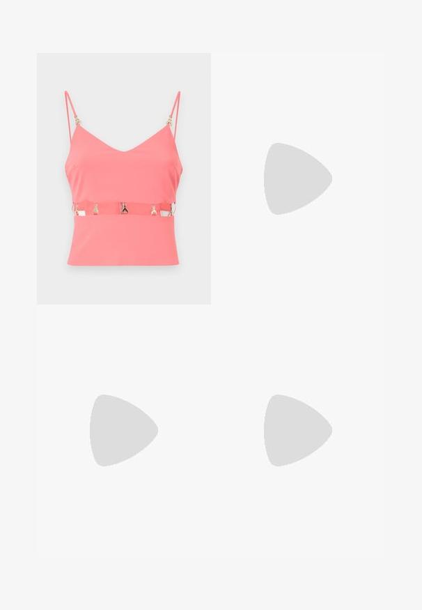 Top senza maniche rosa con scollatura a V, dotato di chiusura con zip e dettagli in metallo dorato sulle cinghie. Texture liscia, design aderente.; Pantaloni neri con design sartoriale, caratterizzati da vita alta, pieghe e gamba dritta. Realizzati in un tessuto liscio di un colore uniforme.; Sandali neri con tacco alto presentano sottili cinturini con design annodato, una punta quadrata liscia e un elegante tacco a spillo.; Borsa a mano metallica grigia chiara con tracolla a catena, impreziosita da piccoli chiodi metallici circolari e da un logo triangolare del marchio.; Orecchini a cerchio in argento con una finitura liscia e lucente. Forma arrotondata, design leggero, con chiusura a perno.