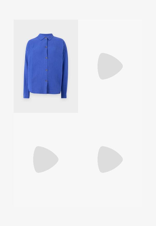 Blaues Hemd mit Knopfverschluss aus einem strukturierten Stoff, mit Kragen, langen Ärmeln und fünf braunen Knöpfen entlang der Vorderseite. Abgerundeter Saum.; Schwarze, weit geschnittene Jeans mit drei weißen Streifen an jeder Seite und einem kleinen weißen Logo. Mit vorderen Taschen und einem Knopfverschluss.; Weiße High-Heel-Sandale mit einem klobigen Absatz, die über ein Riemchendesign und ein Knöchelband verfügt. Glatte Textur mit einer Plattform vorne für zusätzliche Höhe.; Schwarze Laptoptasche aus Leder mit glatter Textur, rechteckiger Form und zwei langen Griffen. Keine sichtbaren Beschläge oder Verzierungen.