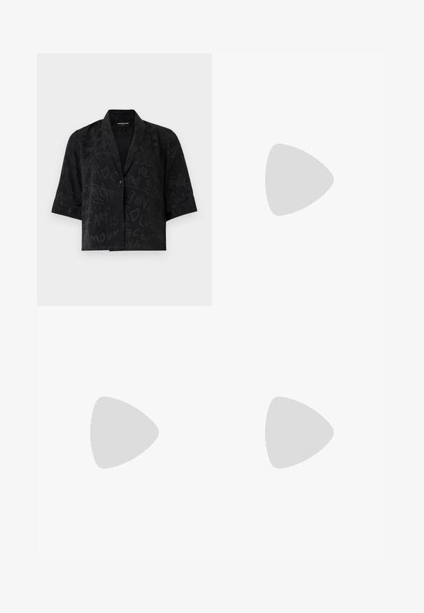 Schwarzes kurzärmliges Hemd aus strukturiertem Stoff, mit abstrakten, graffitiähnlichen Mustern und einer einzelnen Knopfverschluss vorne.; Schwarze, leichte, elastische Hose mit geradem Bein. Weicher Stoff ohne sichtbare Muster oder Akzente. Schlichter und vielseitiger Stil.; Schwarze Leder-Ballettschuhe mit abgerundeter Spitze, glatter Textur, minimalen Nähdetails und einem flexiblen Sohlen-Design.; Schwarze Tote-Bag aus strukturiertem Material mit Rautenmuster, Schulterriemen und auffälligem roten und weißen Text "JE M'EN FOUS."