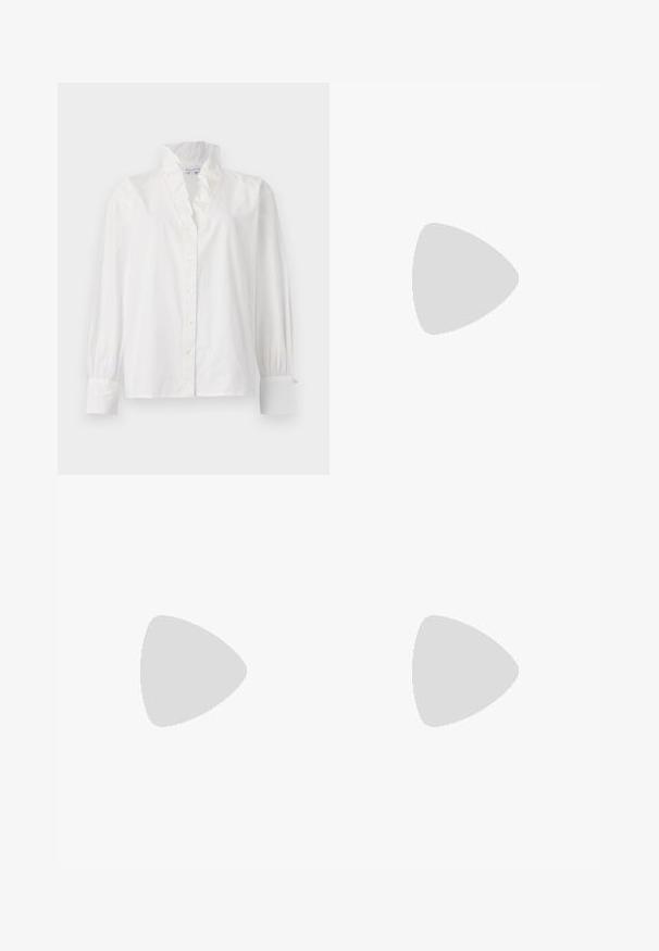 Balta medvilninė bluzonė su volaniniu apykaklė, ilgomis pūstomis rankovėmis ir priekyje suknelės mygtukais, primenančiais perlus.; Juodos kelnės iš lygaus audinio, pasižyminčios aukštu liemeniu, plačiomis kojomis, priekinėmis klostėmis ir klasikiais diržo kilpomis. Šoninių kišenių nematyti.; Juodas odinis slingback tipo batai su smailiu priekiniu atvartu, dekoratyvinėmis sagtimis su metaliniais akyčiais ir žemu blokiniu kulnu. Saldus paviršius.; Juodas lakinės odos rankinės ilgis stačiakampis, su grandinėlės dirželiu ir išskirtiniu metaliniu akcentu centre. Lygus paviršius.