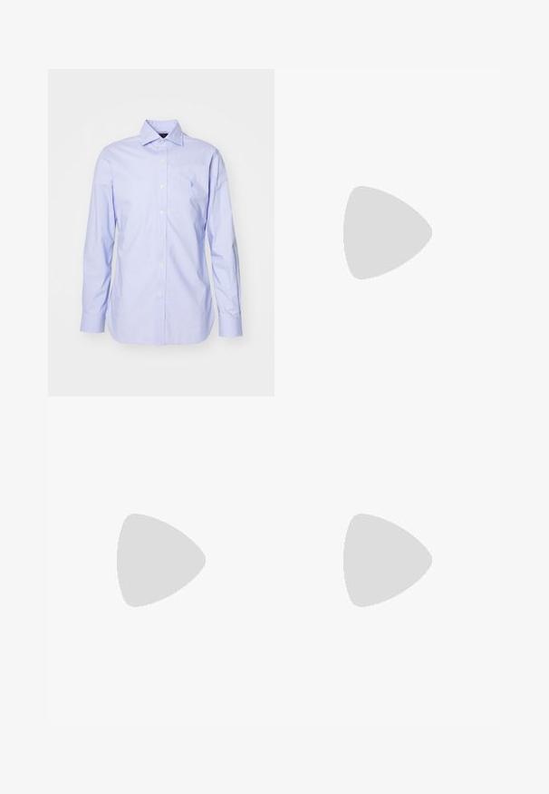 Polo Ralph Lauren SLIM FIT GINGHAM DOBBY SHIRT - Skjorte - blue/white; Polo Ralph Lauren POLO PREPSTER STRETCH CLASSIC FIT PANT - Bukse - rich ruby; Hvite lær sneakers med en glatt finish, med rund tå, snøring og subtile logodetaljer på siden, pyntet med beige bukser.; Kameleontsolbriller med grønne linser, rund form, gullakenter og mørkegrønne stenger med en hvit stripe.