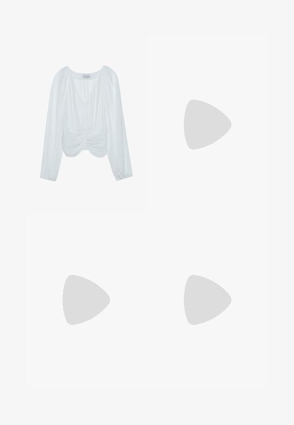 Blusa bianca a maniche lunghe con scollatura a V, texture plissettata, dettagli gathered in vita e polsini elasticizzati. Etichetta del marchio visibile all'interno.; Jeans in denim azzurro chiaro a gamba larga con vita alta, chiusura con bottone e zip, e dettaglio con cordoncino in vita. Orlo grezzo.; Mule nere con tacco alto, dotate di una punta larga e aperta e di una parte superiore curva. Realizzate in tessuto texture, presentano un tacco sottile e una suola liscia.; Occhiali da sole neri con lenti ovali, montatura in plastica lucida e stecche sottili. Presentano il logo Ray-Ban in bianco sul lato.; Quattro anelli in argento con disegni diversi: banda attorcigliata, curve sovrapposte, cristalli delicati e una banda liscia con piccoli dettagli.