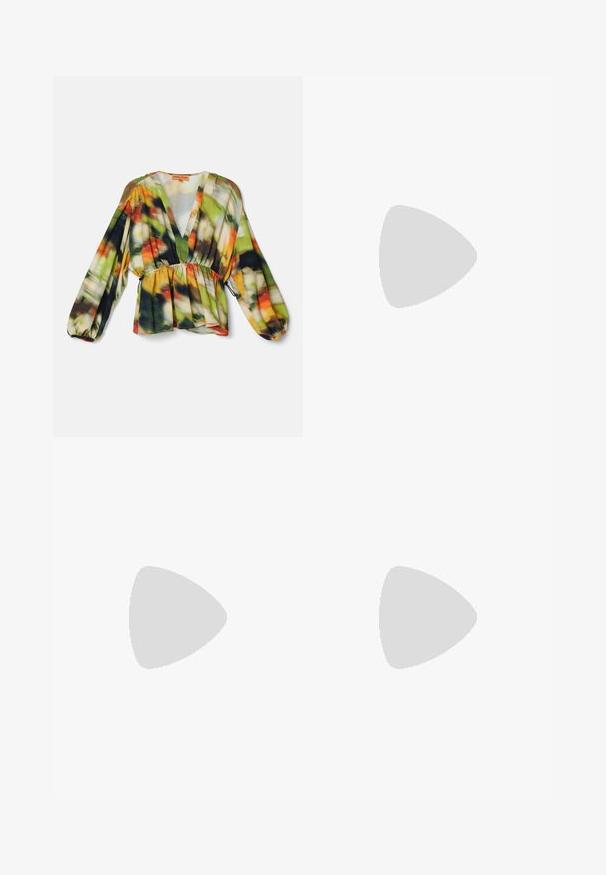 Fargerik bluse med dyp V-hals, lange pufferm, elastisk midje og et livlig abstrakt blomsterdesign i grønt, oransje og svart.; Sorte skreddersydde bukser laget av et glatt stoff, med rett ben-design og to sidelommer. Elegant og minimalistisk konstruksjon.; Svart skinnballettflatt med rund tå, glatt tekstur, minimal sømdetalj, og et fleksibelt såledesign.; Sœur Skulderveske - cognac